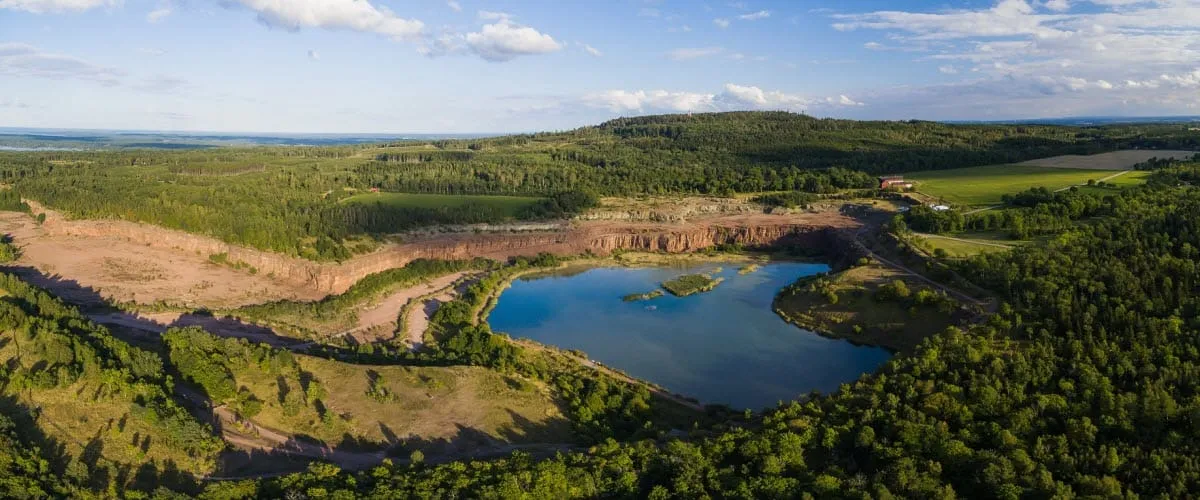 Flygfoto över Stora Stenbrottet på Kinnekulle