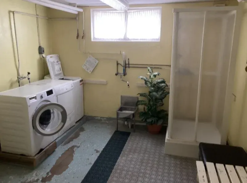 Tvättstugan med tvättmaskin, torktumlare och duschkabin